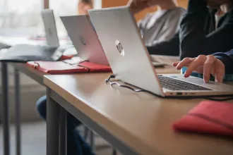 Pornóoldalra vezetett az Oktatási Hivatal dokumentumában szereplő hivatkozás