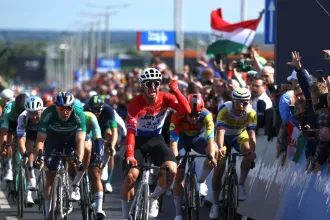 Közel ötvenes tempóban száguldottak át a Vértesen a magyar kör bringásai