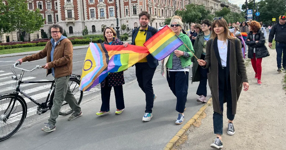 SzivárványszĂnű zászlĂłval vonultak az Andrássy Ăşton, a rendĹ‘rsĂ©g nem lĂ©pett közbe