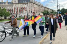Szivárványszínű zászlóval vonultak az Andrássy úton, a rendőrség nem lépett közbe