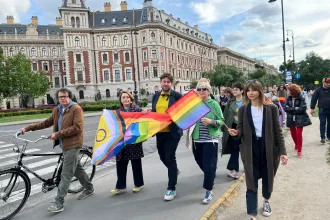 Szivárványszínű zászlóval vonultak az Andrássy úton, a rendőrség nem lépett közbe