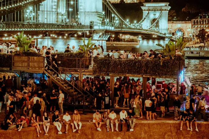 Egy kordonnak dőlt, majd több métert zuhant a Duna-partra egy férfi a Pontoon nevű szórakozóhelyen