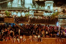Egy kordonnak dőlt, majd több métert zuhant a Duna-partra egy férfi a Pontoon nevű szórakozóhelyen
