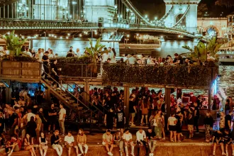 Egy kordonnak dőlt, majd több métert zuhant a Duna partra egy férfi a Pontoon nevű szórakozóhelyen