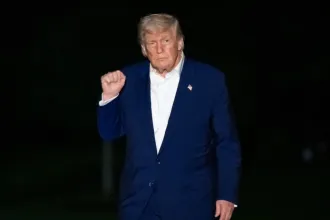 Trump hétfőn tárgyal Putyinnal az ukrajnai háború lezárásáról