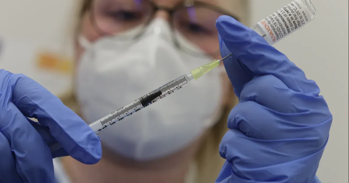 Váratlan korlátozással engedélyezték az amerikaiak a fehérjealapú covid-vakcinát