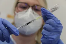 Váratlan korlátozással engedélyezték az amerikaiak a fehérjealapú Covid-vakcinát