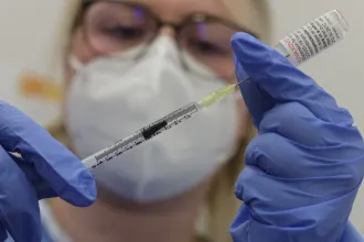 Váratlan korlátozással engedélyezték az amerikaiak a fehérjealapú covid-vakcinát