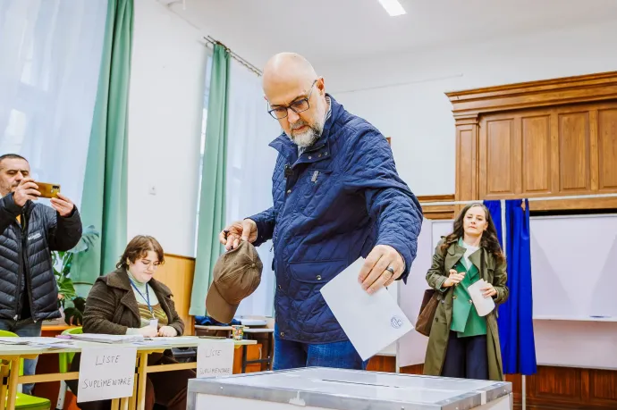 Kelemen Hunor, az RMDSZ elnöke szavaz a romániai elnökválasztás második fordulójában, 2025. május 18-án, Kolozsváron – Fotó: RMDSZ / Facebook