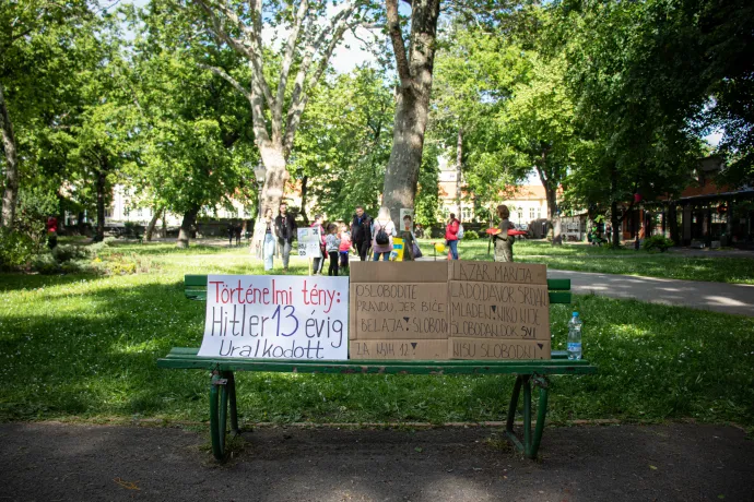 Fent kiállított plakátok egy szabadkai parkban, lent Nemanja Komarra emlékező transzparens – Fotó: Legény Dániel / Szegeder