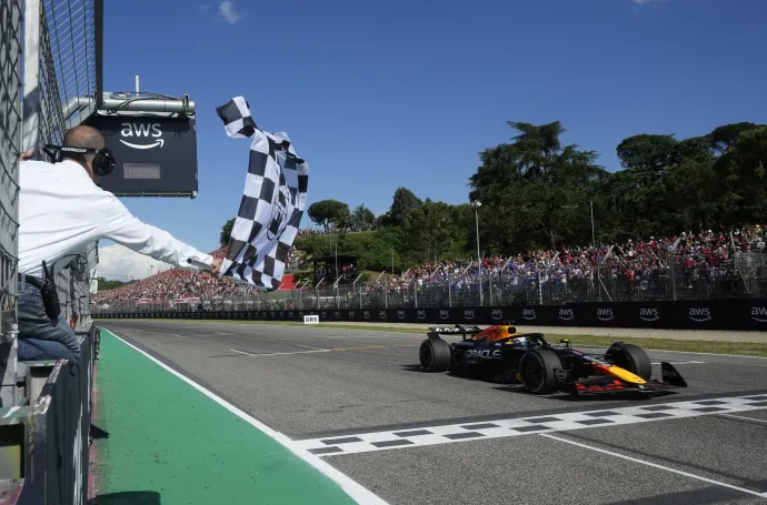 Max Verstappen a 65. futamgyőzelmét aratta a Forma–1-ben, ez volt a Red Bull 400. futama – Fotó: Luca Bruno / Reuters