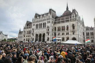 Tüntetés kezdődött az ellehetetlenítési törvény ellen, megtelt a Kossuth tér