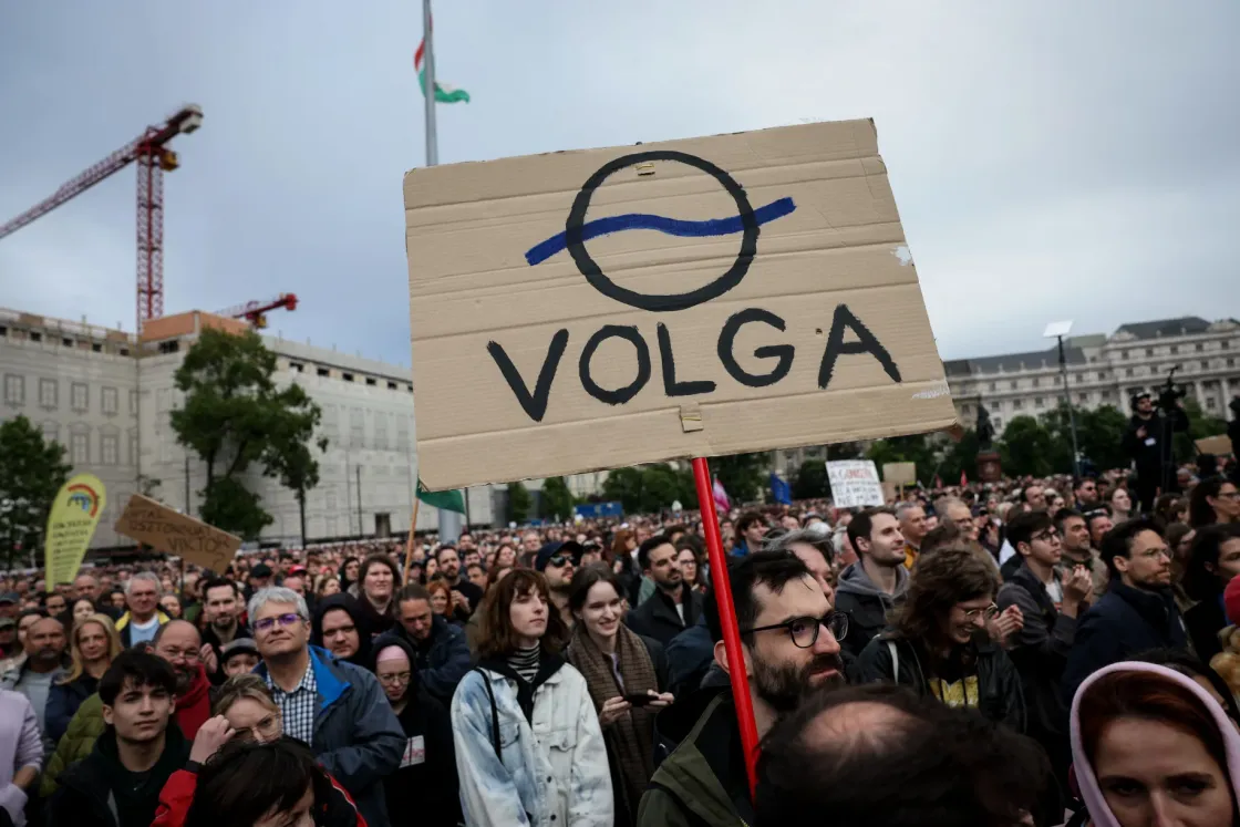 Vége van, Viki! – skandálta Lengyel Tamással a tömeg a tüntetőkkel megtelt Kossuth téren