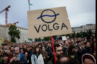 Vége van, Viki! – skandálta Lengyel Tamással együtt a tömeg a tüntetőkkel megtelt Kossuth téren