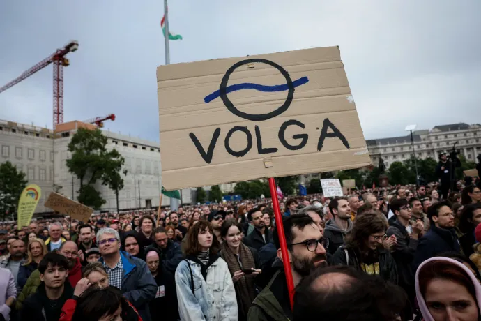 Vége van, Viki! – skandálta Lengyel Tamással a tömeg a tüntetőkkel megtelt Kossuth téren