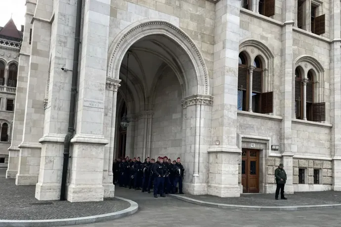 Rendőrök a Parlament VII. kapujánál – Fotó: Kersner Máté / Telex