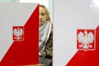 Exit poll: Fej fej mellett Tusk koalíciójának és Kaczyńskiéknak a jelöltje, ők jutnak tovább a lengyel elnökválasztáson