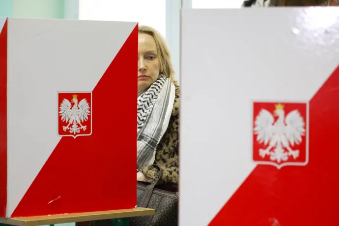Exit poll: Fej fej mellett Tusk koalíciójának és Kaczyńskiéknak a jelöltje, ők jutnak tovább a lengyel elnökválasztáson