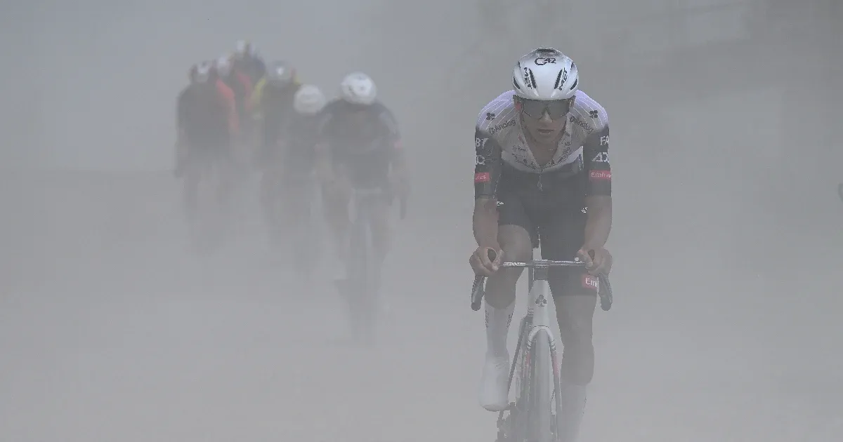 A Giro d'Italia porfelhĹ‘s Ă©s murvás szakasza egymás után Ărta a drámákat