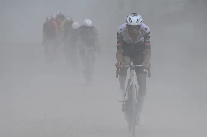 A Giro d'Italia porfelhős és murvás szakasza egymás után írta a drámákat