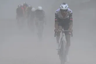 A Giro d'Italia porfelhős és murvás szakasza egymás után írta a drámákat