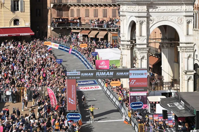Wout van Aert nyerte a Giro d'Italia 9. szakaszát Sienában – Fotó: Luca Bettini / Giro d'Italia