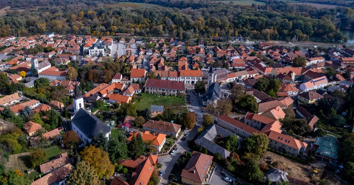 ParkolĂłt Ă©pĂttet a tokaji önkormányzat egy műemlĂ©k Ă©pĂĽlet helyĂ©re