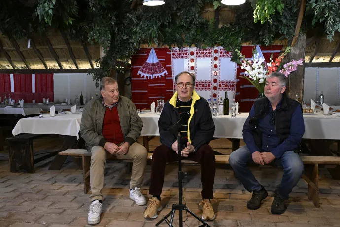 Zsuráfszky Zoltán vezető koreográfus, Káel Csaba rendező és Lajos Tamás producer, vezető operatőr (b-j) a Magyar menyegző című játékfilm forgatásának sajtónapján tartott tájékoztatón, a Szentendrei Szabadtéri Néprajzi Múzeumban, 2025. április 25-én – Fotó: Lakatos Péter / MTI