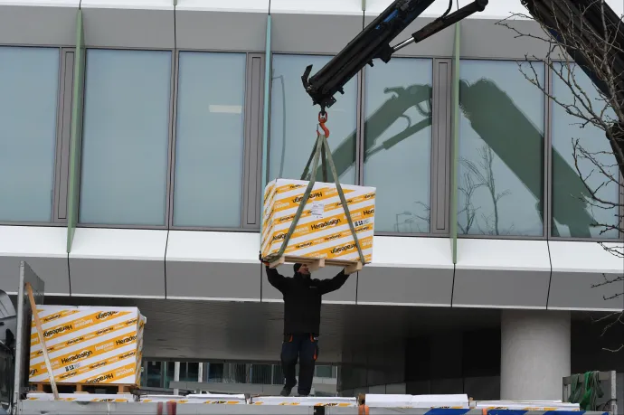 Mélyponton az építőipar, és nem látszik a gödör alja