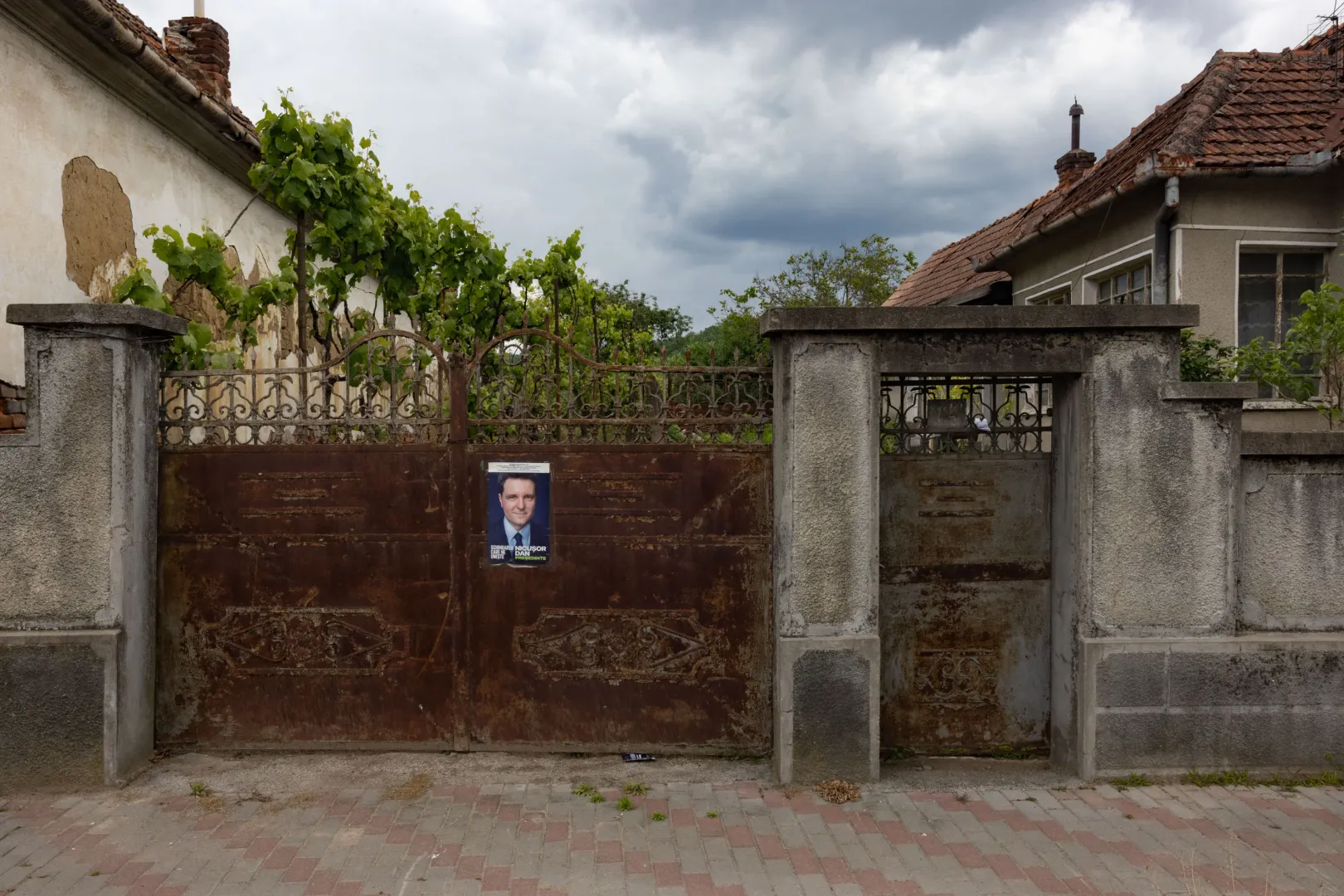 A kampánycsendben kintfelejtett plakát egy Maros megyei településen – Fotó: Hevesi-Szabó Lujza / Telex