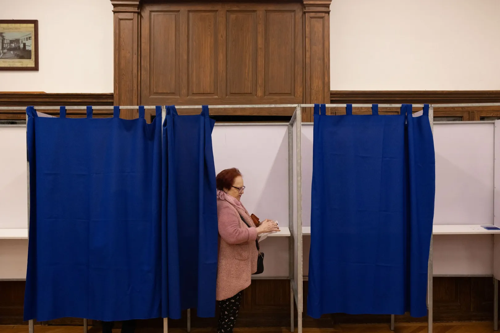 Szavazófülke a kolozsvári János Zsigmond Gimnáziumban – Fotó: Hevesi-Szabó Lujza / Telex