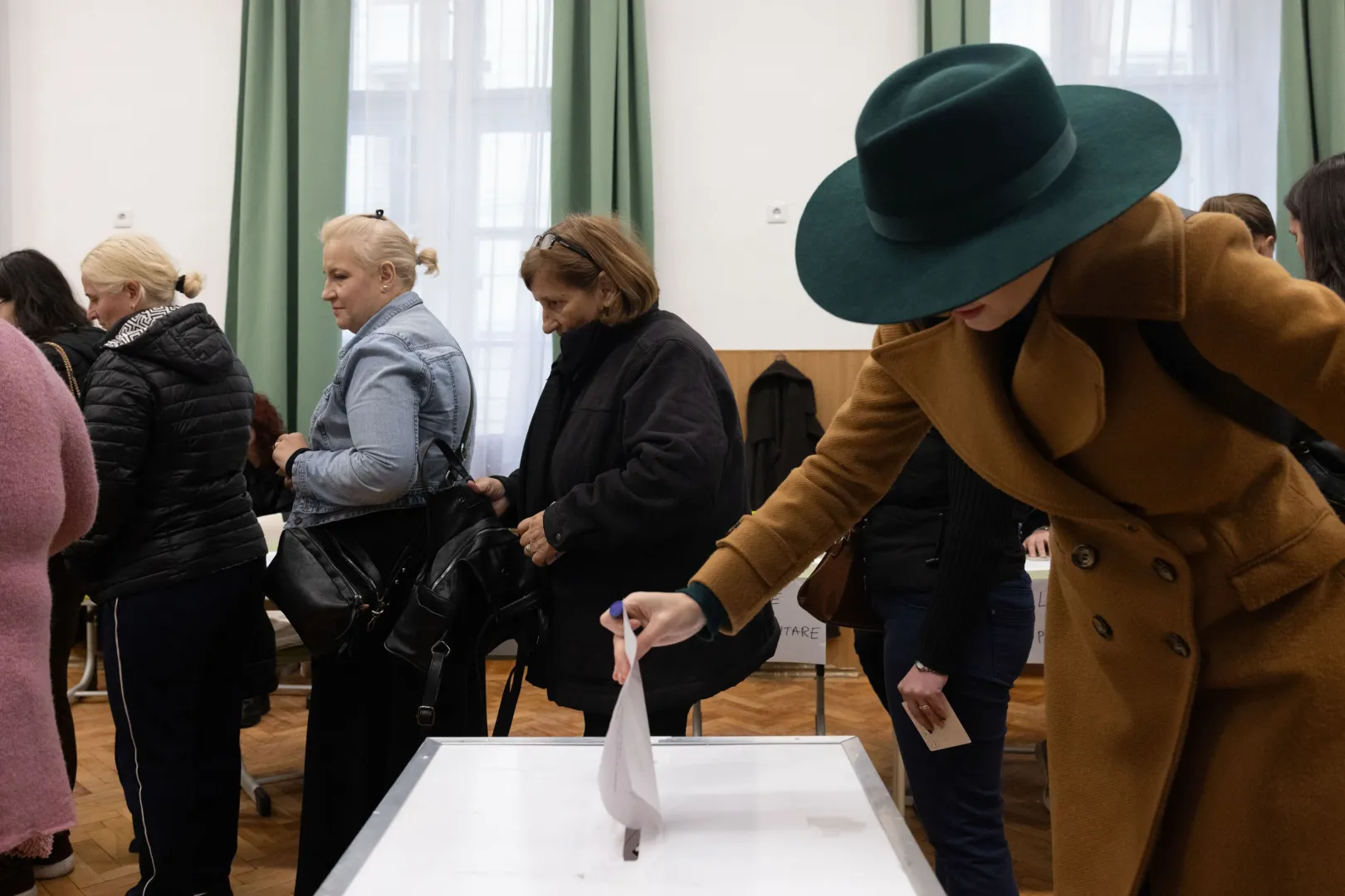 Helyiek adják le szavazatukat egy kolozsvári szavazókörben – Fotó: Hevesi-Szabó Lujza / Telex