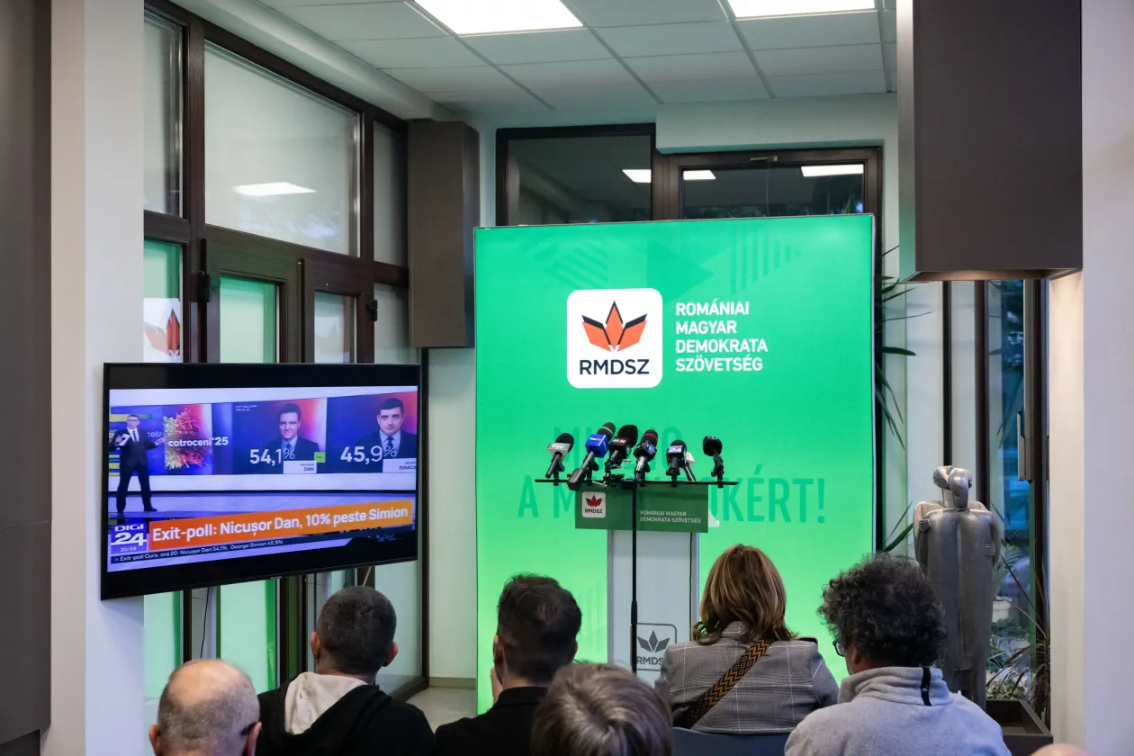 Csoma Botond szóvivő az RMDSZ kolozsvári irodájában, itt tartották a párt eredményváró rendezvényét is – Fotó: Hevesi-Szabó Lujza / Telex