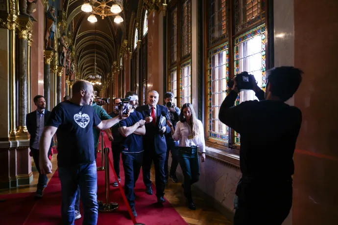 A Parlament folyosóján újságírók próbálnak kérdéseket feltenni a távozó Halász Jánosnak – Fotó: Melegh Noémi Napsugár / Telex