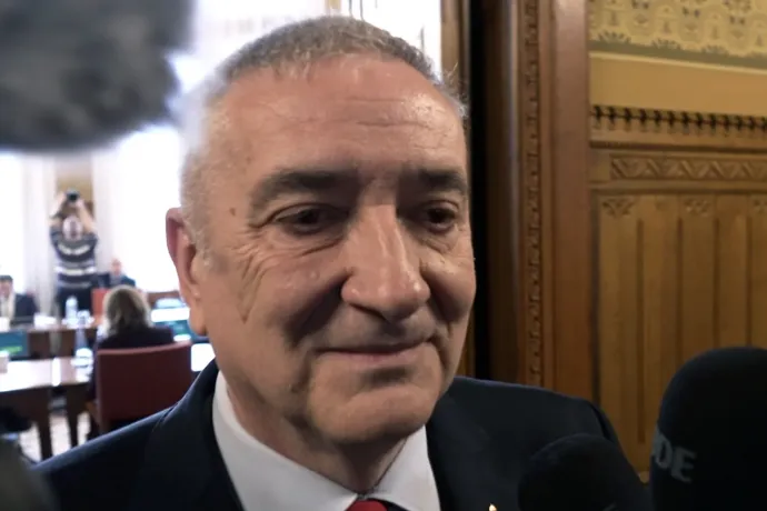 Halász János: Papagájként jól hajtogatják az előre megírt kérdéseket