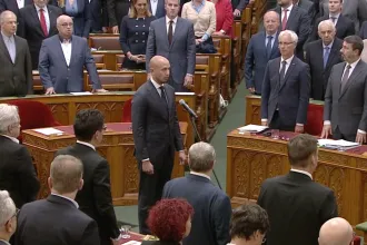 Nagy taps fogadta a parlamentben Gyurcsány lemondását, utódja letette a képviselői esküjét