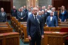 Nagy taps fogadta a parlamentben Gyurcsány lemondását, utódja letette a képviselői esküjét