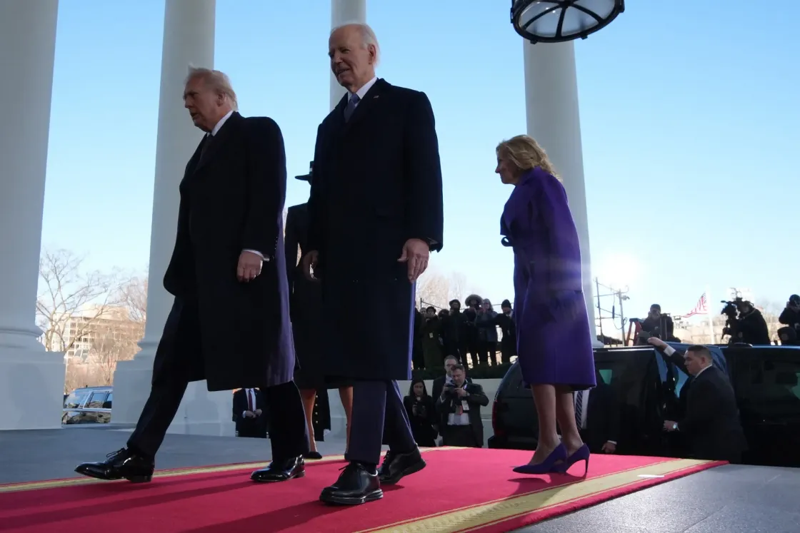 Először mindenki együttérzett Bidennel, aztán berobbantak az összeesküvés-elméletek