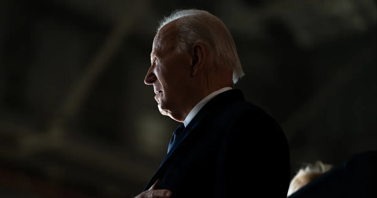 Először mindenki együttérzett Bidennel, aztán berobbantak az összeesküvés-elméletek