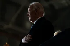 Először mindenki együttérzett Bidennel, aztán berobbantak az összeesküvés-elméletek