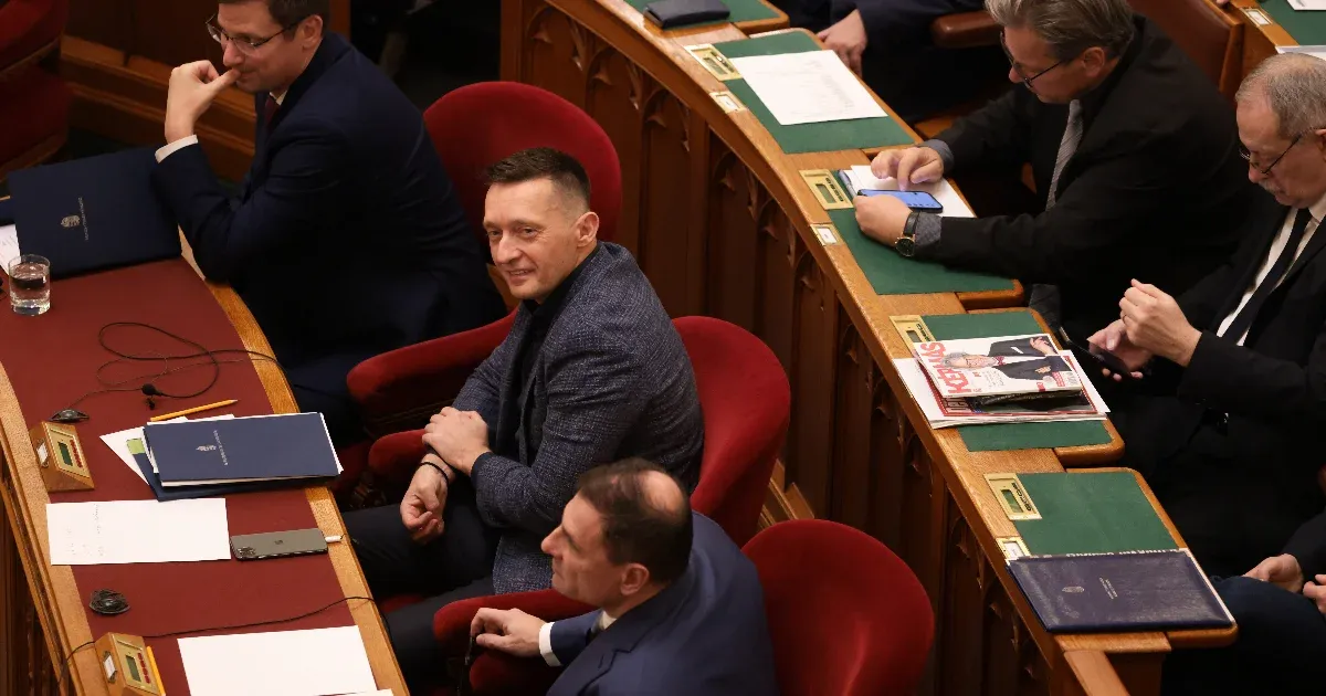 A magyarok mellett a „nemzetközi véleményformálókat” is megcélozzák Rogánék a kormányzati hirdetésekkel