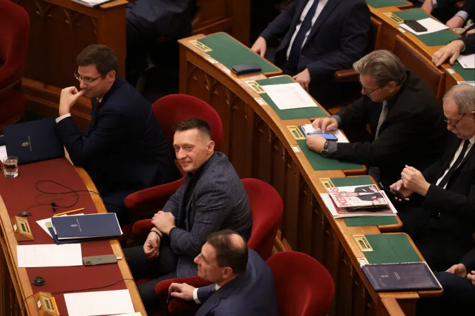 A magyarok mellett a „nemzetközi véleményformálókat” is megcélozzák Rogánék a kormányzati hirdetésekkel