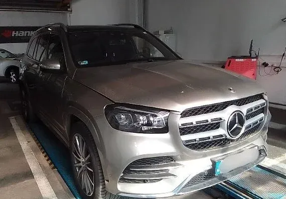 Mercedes városi terepjáró bérléséről is szóltak papírok