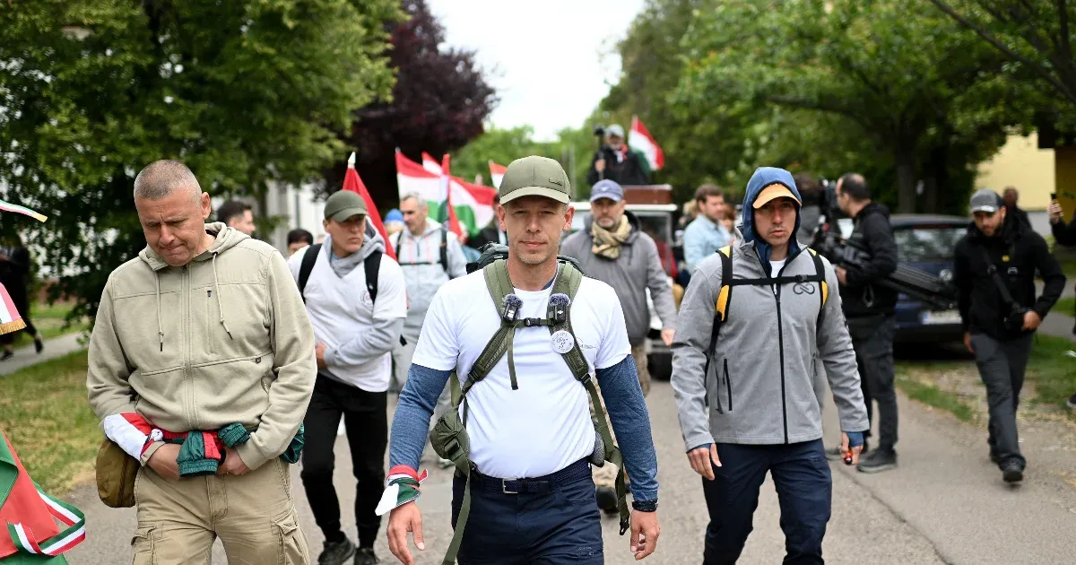 Magyar Péter a határ felé menet a Fidesz pánikreakciójáról beszélt, csalódott emberek csatlakoztak hozzá