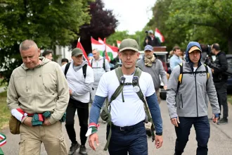 Magyar Péter a határ felé menet a Fidesz pánikreakciójáról beszélt, csalódott emberek csatlakoztak hozzá