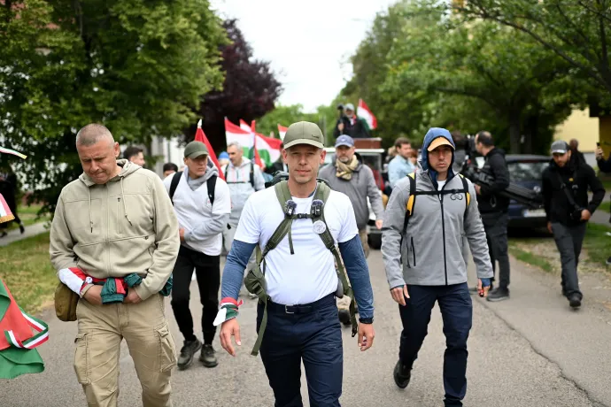 Magyar Péter a határ felé menet a Fidesz pánikreakciójáról beszélt, csalódott emberek csatlakoztak hozzá