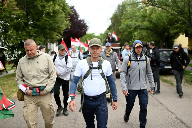 Magyar Péter a határ felé menet a Fidesz pánikreakciójáról beszélt, csalódott emberek csatlakoztak hozzá
