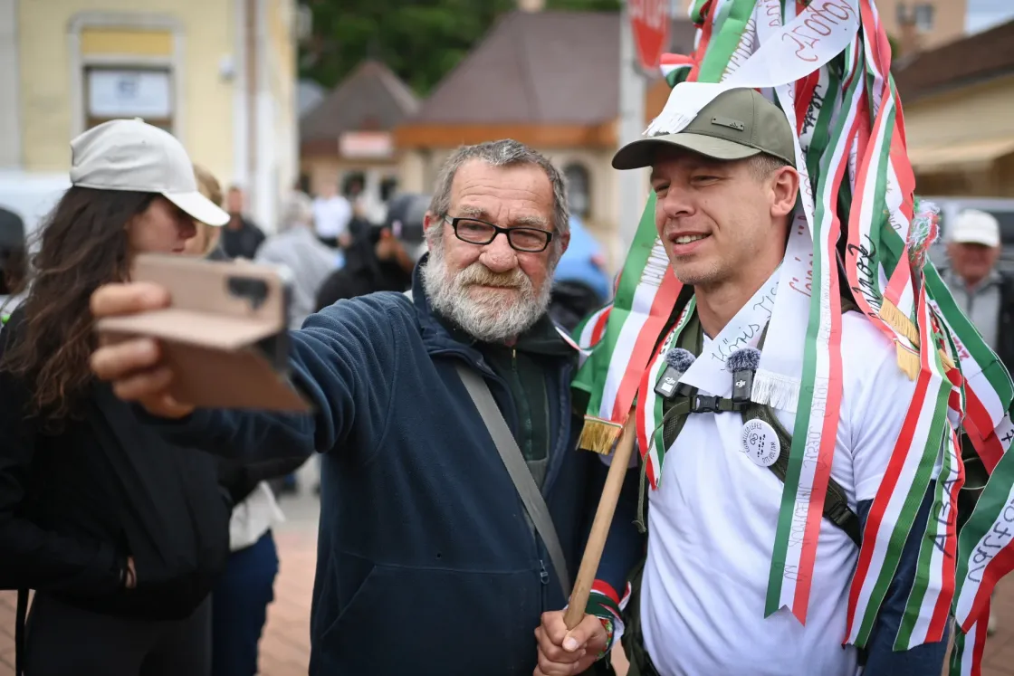 Magyar Péter a határ felé menet a Fidesz pánikreakciójáról beszélt, csalódott emberek csatlakoztak hozzá