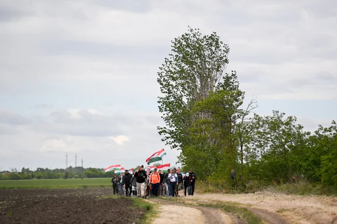 Magyar Péter és a menet Örményes határában – Fotó: Bődey János / Telex