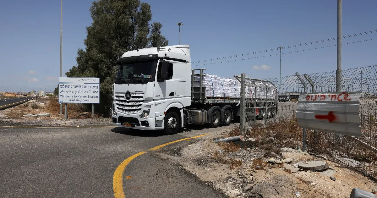 Izrael 11 hetes blokád után beenged segélyeket a Gázai övezetbe
